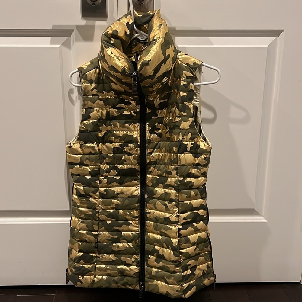 Beautiful camo shiny vest from think royln - Picture 3 of 3